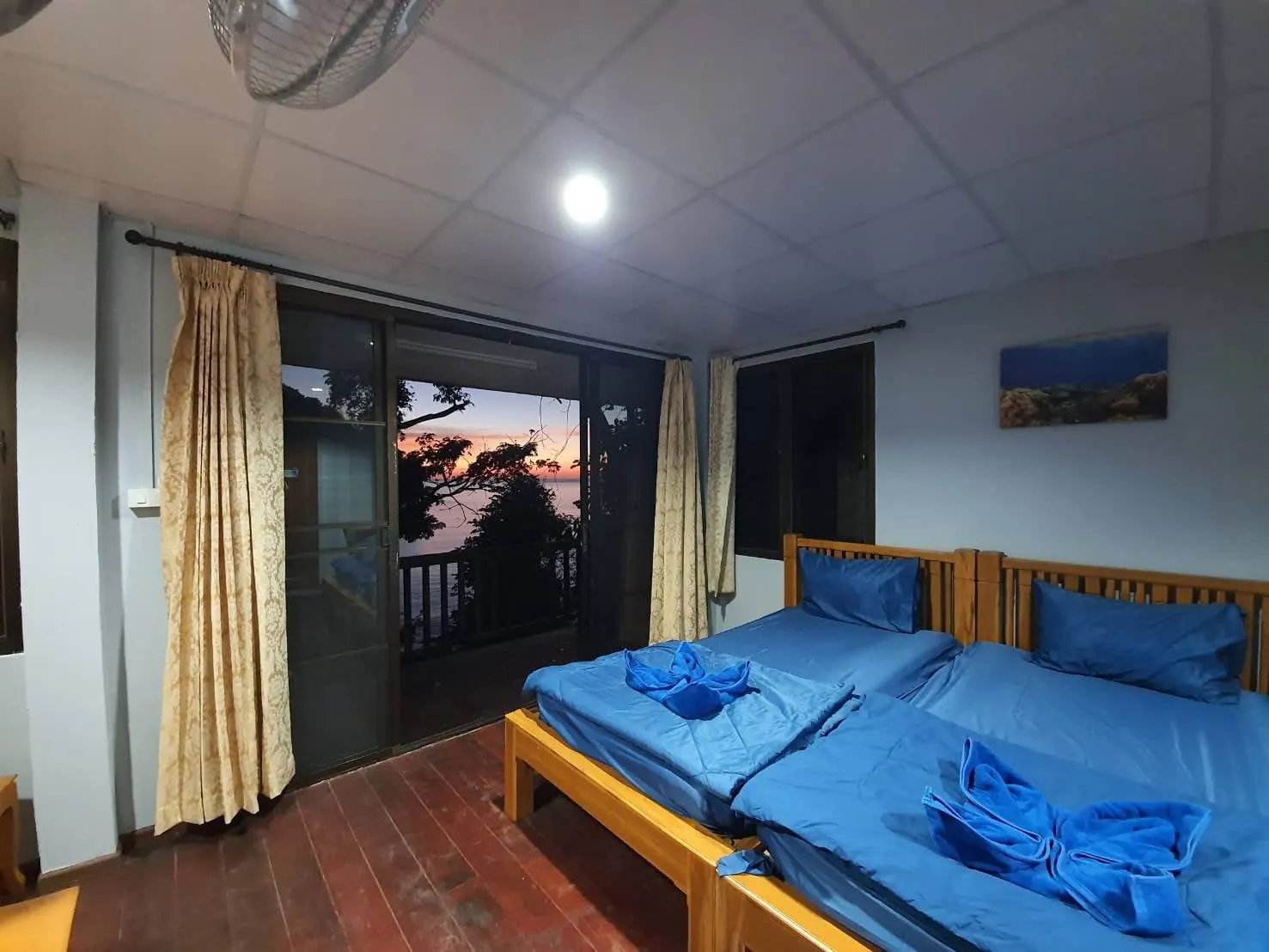 Twin-bedroom bungalow with the sea visible through glass doors